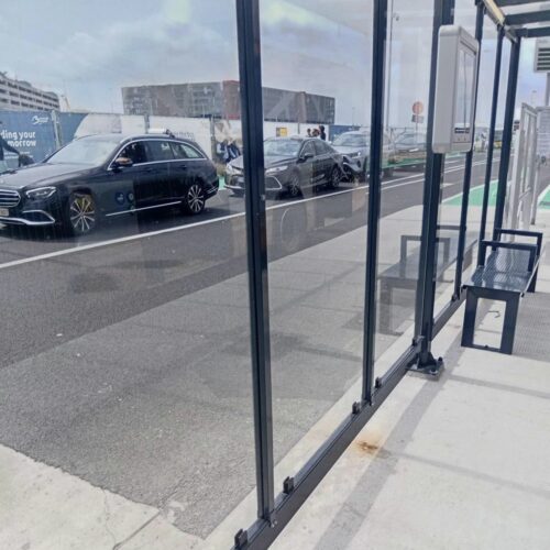 Bushokje / Busabri model Luxus 22 Modern bushokje met ESG veiligheidsglas geplaatst bij busbaan op Airport Brussel